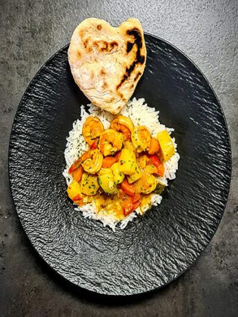 Rotes Garnelencurry, Basmatireis und Pitabrot