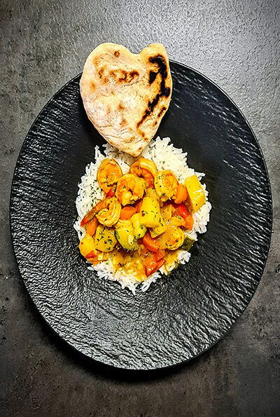Rotes Garnelencurry, Basmatireis und Pitabrot