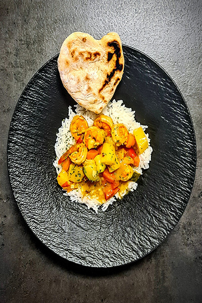 Rotes Garnelencurry, Basmatireis und Pitabrot