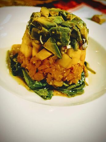 Avocado-Mango-Lachs auf Rucolasalat