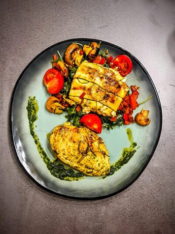 Kräuterhuhn mit gewickeltem Schafskäse