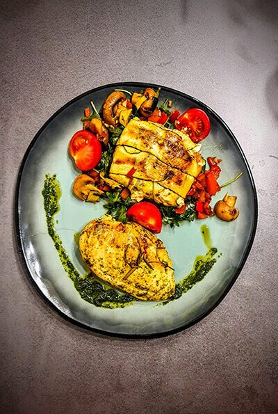 Kräuterhuhn mit gewickeltem Schafskäse