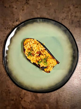 Spargelrisotto in geflämmter Aubergine