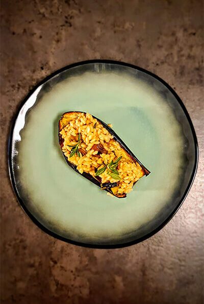 Spargelrisotto in geflämmter Aubergine